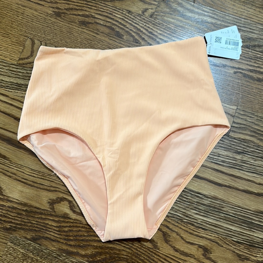 BNWT Lululemon ribbed high waist swimsuit bottom.